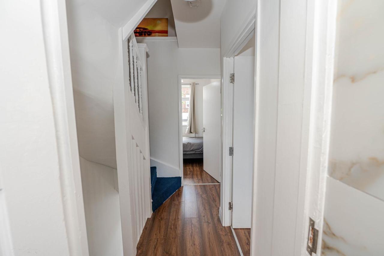 4 Bedrooms,2 Bathrooms House With Free Parking Plumstead  Exterior photo