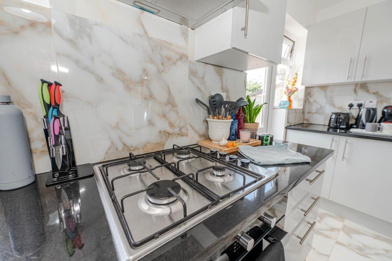 4 Bedrooms,2 Bathrooms House With Free Parking Plumstead  Exterior photo