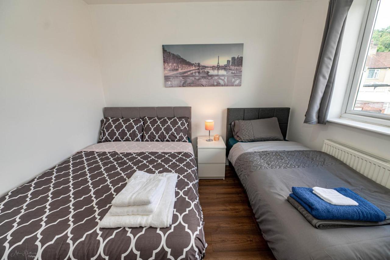 4 Bedrooms,2 Bathrooms House With Free Parking Plumstead  Exterior photo