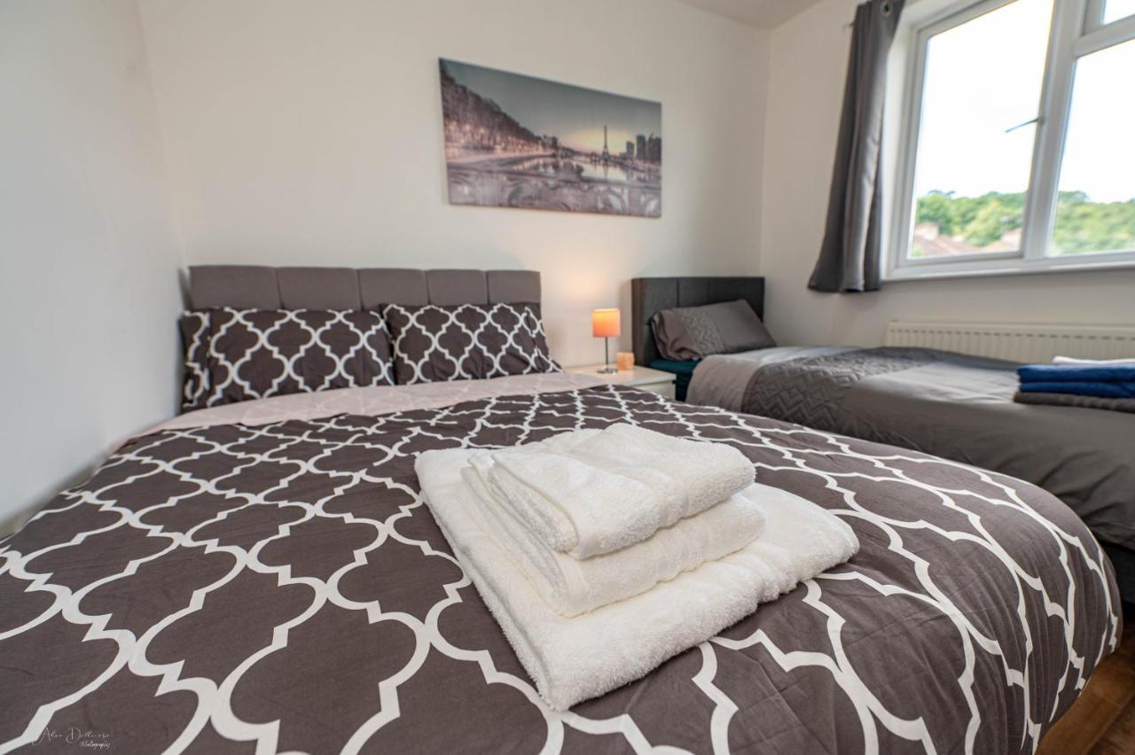 4 Bedrooms,2 Bathrooms House With Free Parking Plumstead  Exterior photo