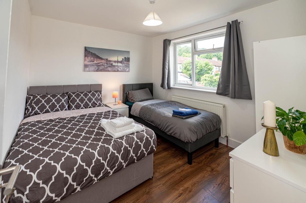 4 Bedrooms,2 Bathrooms House With Free Parking Plumstead  Exterior photo