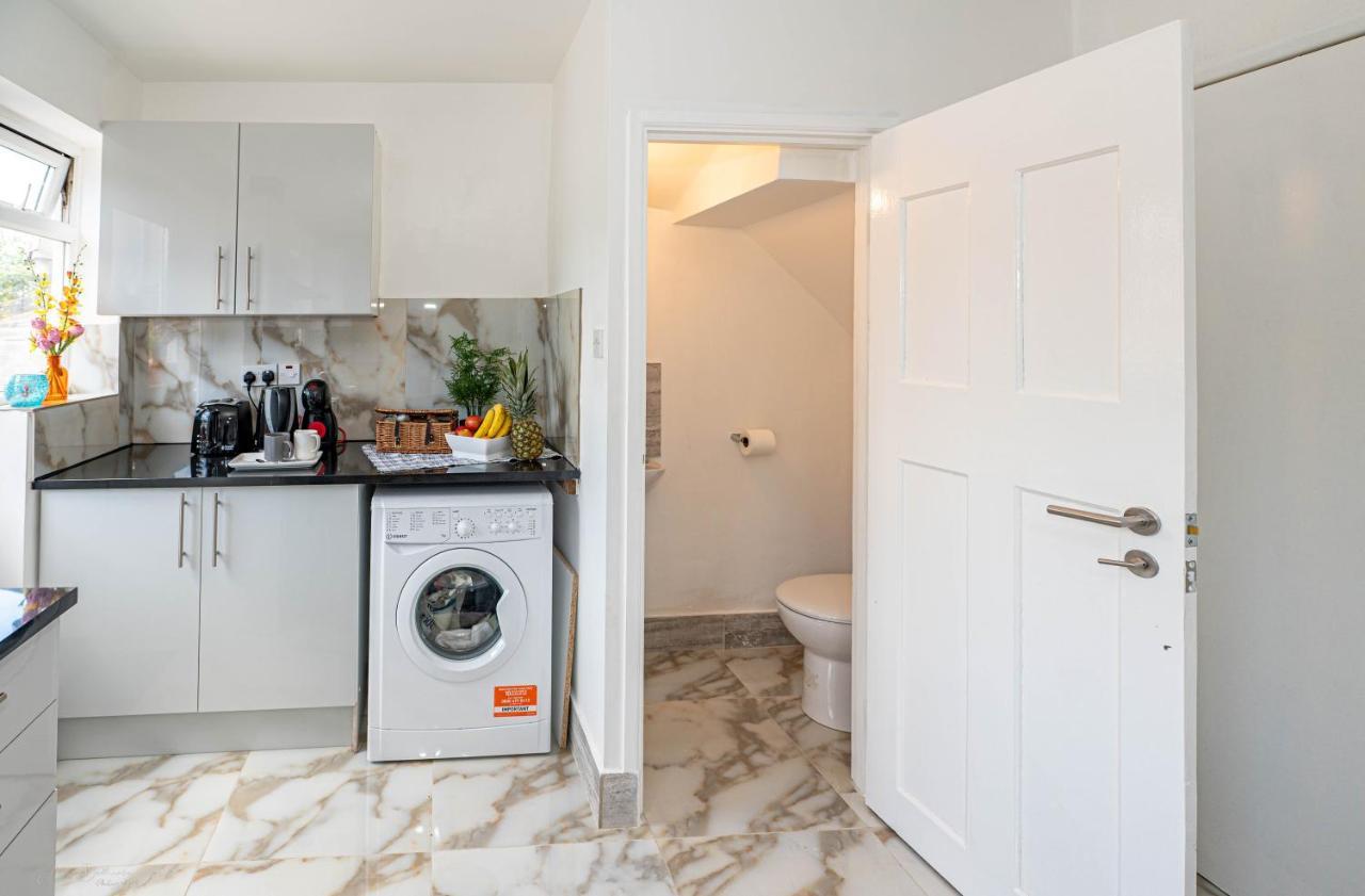 4 Bedrooms,2 Bathrooms House With Free Parking Plumstead  Exterior photo
