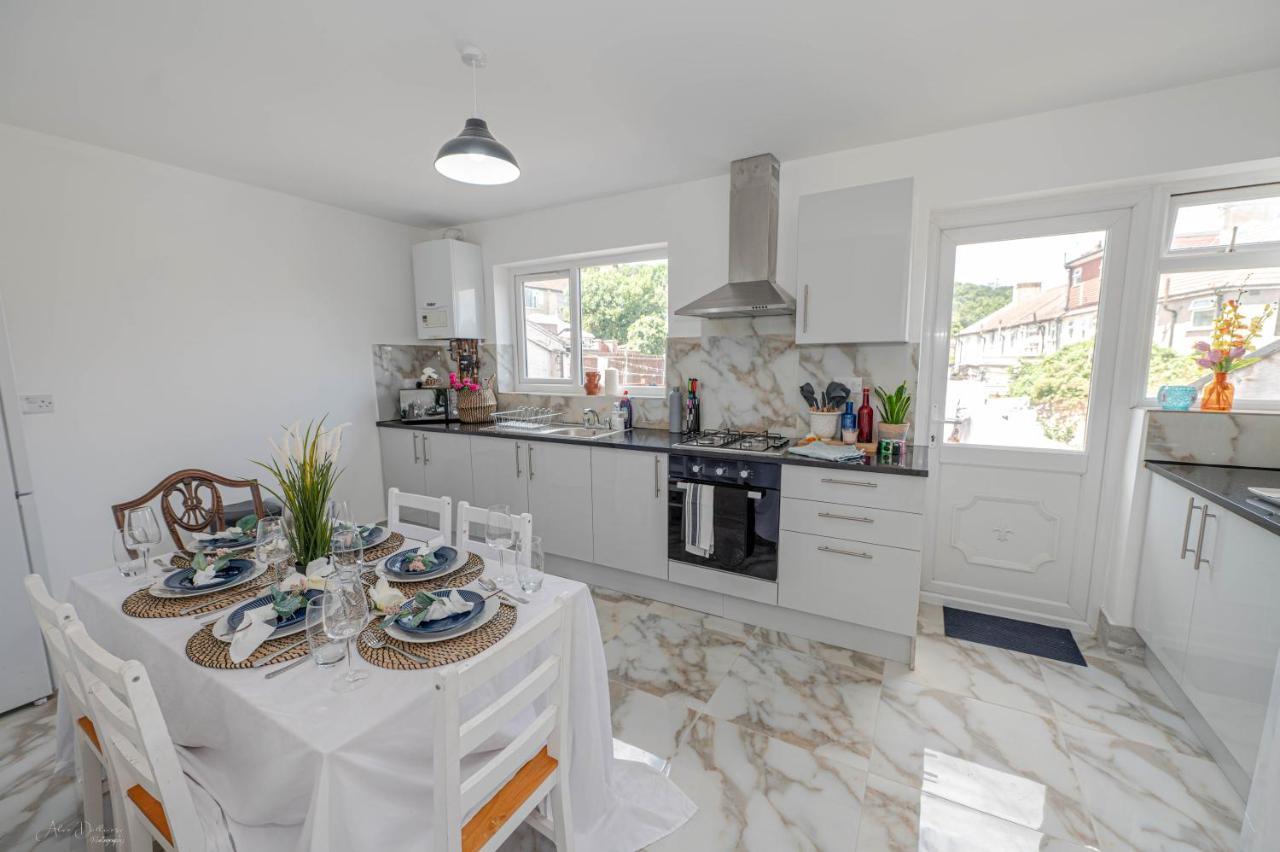 4 Bedrooms,2 Bathrooms House With Free Parking Plumstead  Exterior photo