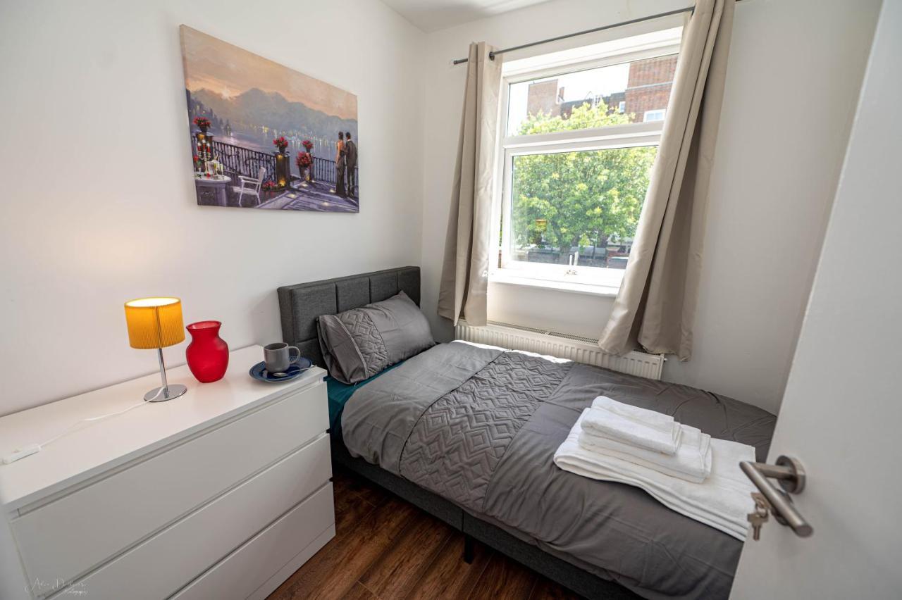 4 Bedrooms,2 Bathrooms House With Free Parking Plumstead  Exterior photo
