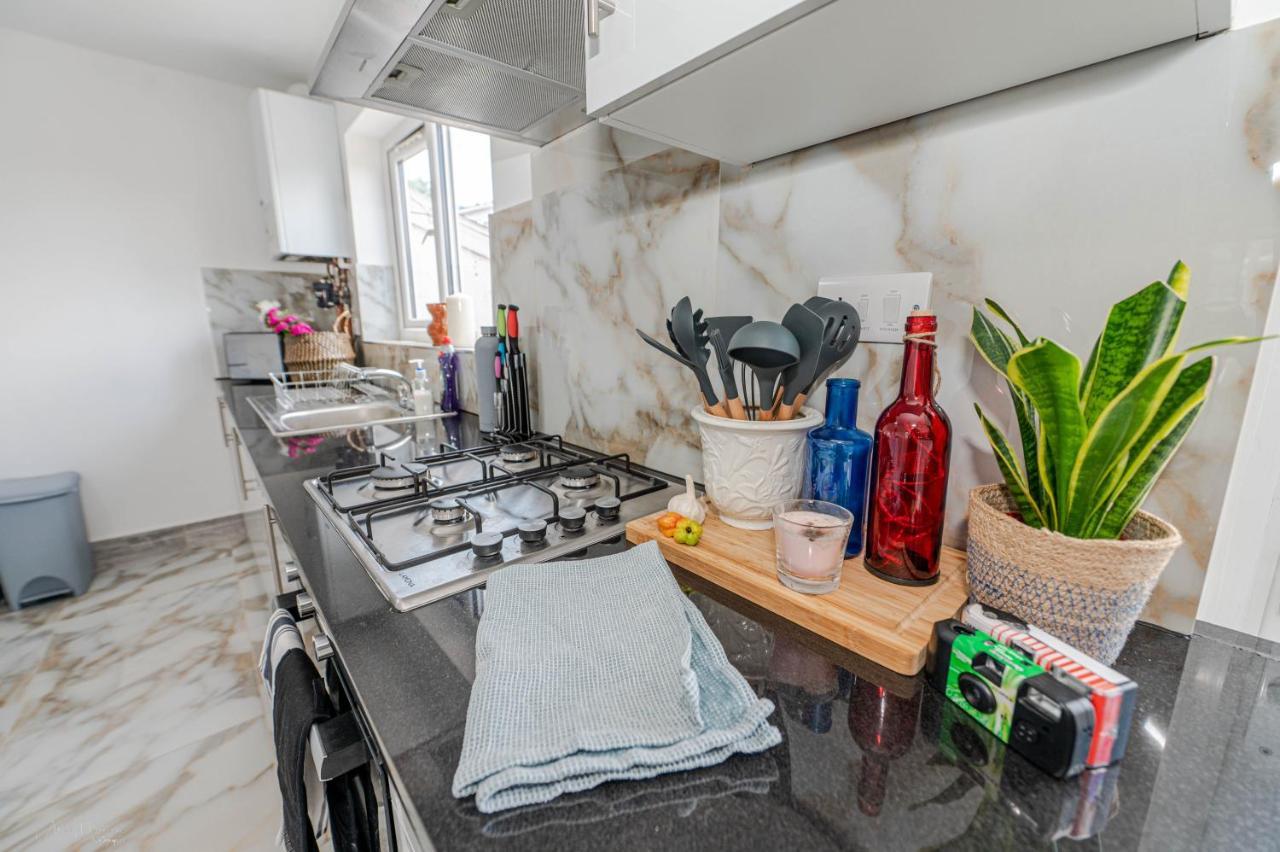 4 Bedrooms,2 Bathrooms House With Free Parking Plumstead  Exterior photo